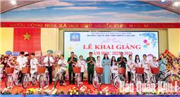 Trung đoàn 2 trao tặng xe đạp cho học sinh nghèo hoàn cảnh khó khăn